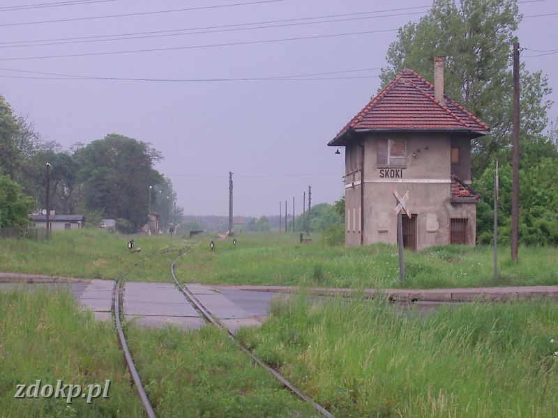 2005-05-23.142 skoki widok z kier poznania.jpg - Skoki - widok na stacj z kierunku Poznania, nieczynna, ale zabezpieczona poudniowa nastawnia.